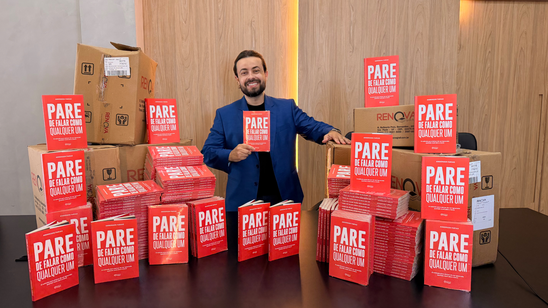 Anderson Farias com exemplares de seu livro Pare de Falar Como Qualquer Um
