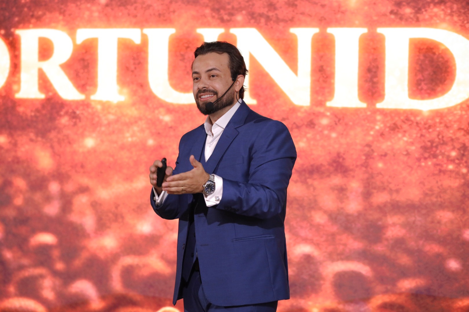 Anderson Farias palestrando no palco